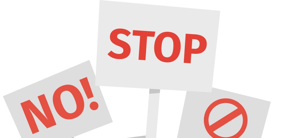 ممنوعیت تبلیغات تزریق مایع باسن برزیلی در بریتانیا <p dir="RTL"><strong>روش لیفت مایع باسن برزیلی چیست؟</strong></p>
<div class="content-warning-box"><span style="color: rgb(224, 62, 45);"><strong>هشدار</strong></span>
<p><span><strong><span style="color: rgb(224, 62, 45);">این روش زیبایی که تزریق فیلر به ناحیه باسن برای افزایش حجم و تغییر شکل آن است، در بریتانیا فاقد هرگونه نظام مقرراتی بوده و میتواند با خطرات جدی سلامتی مانند عفونتهای بالقوه کشنده همراه باشد.</span> </strong></span></p>
</div>
<p dir="RTL"><span>صدها زن در بریتانیا پس از انجام این پروسیجر</span><span dir="LTR"> </span><span>دچار عفونت شدهاند و بسیاری از آنها برای درمان <b>سپسیس</b> یا انجام <b>جراحیهای ترمیمی</b> جهت رفع آسیبهای بافتی، نیازمند بستری در بیمارستان شدهاند. </span><span>اقدام</span><span><span dir="LTR"> </span></span><span><b>سازمان استانداردهای تبلیغات</b></span><span><span dir="LTR"> </span></span><span>پس از آن صورت گرفت که <b>نظام پایش مبتنی بر هوش مصنوعی این سازمان</b>، تعداد زیادی تبلیغ در فیسبوک و اینستاگرام را که مرتبط با این روش و روشهای مشابه بودند، شناسایی و ثبت کرد</span><span><span dir="LTR">.</span></span><span></span></p>
<div class="content-tip-box">
<div class="header"><i class="bi bi-star-fill fs-4"></i><span style="color: rgb(132, 63, 161);"> یکی از  سخنگویان این سازمان گفت<span dir="LTR">:</span></span></div>
<p dir="RTL"><span style="color: rgb(132, 63, 161);">انتخاب برای انجام یک اقدام زیبایی، تصمیمی جدی است. بنابراین، تبلیغاتی که این موضوع را بیاهمیت جلوه دهند یا با سوءاستفاده از ناامنیهای افراد و ایجاد فشار روانی آنها را ترغیب به اقدام کنند، میتوانند آسیبزا باشند. ما بهویژه درباره چنین تبلیغاتی در مورد <i></i><b>لیفت مایع باسن برزیلی</b> نگران هستیم؛ زیرا این روش هماکنون فاقد نظام قانونی مشخص است و <i>پرخطر</i> محسوب میشود<span dir="LTR">.</span></span></p>
<p dir="RTL"><span style="color: rgb(132, 63, 161);">این تبلیغات با ارائه پیشنهادهای <b>جمعه سیاه</b><b></b><b>یا بلک فرایدی </b>یا تخفیفهای <b>زماندار</b>، بهطور بالقوه باعث ایجاد <b>فشار روانی برای تصمیمگیری فوری</b> در مصرفکننده بودند. برخی دیگر با عباراتی مانند «فرم هلوئیِ کامل داشته باش!» یا «در هر قدم اعتمادبهنفس داشته باش!» انتظارات غیرواقعی ایجاد کرده یا روی احساسات و ناامنیهای زنان دست گذاشته بودند. گروهی از این آگهیها نیز به گفته این سازمان، <b>خطرات روش را کماهمیت جلوه داده بودند</b><span dir="LTR">.</span></span><span></span></p>
</div>
<p dir="RTL"><span>تنها سه شرکت به استعلامهای</span><span dir="LTR"> </span><span>این سازمان</span><span dir="LTR"> </span><span>پاسخ دادند</span><span dir="LTR">:</span></p>
<p dir="RTL"><b><span> </span></b><b><span dir="LTR">EME Aesthetics</span></b></p>
<ul type="disc">
<li dir="RTL"><span>اعلام کرد که تبلیغش باعث فشار روانی بر مشتریان نشده و خطرات روش را نیز بیاهمیت جلوه نداده است</span><span dir="LTR">.</span></li>
</ul>
<p dir="RTL"><b><span dir="LTR">NKD Medical</span></b></p>
<ul type="disc">
<li dir="RTL"><span>گفت هدفش تنها بیان مزایای روش بوده و قصد بیاهمیت جلوه دادن ریسکها را نداشته است</span><span dir="LTR">.</span></li>
</ul>
<p dir="RTL"><b><span dir="LTR">Rejuvenate Academy</span></b></p>
<ul type="disc">
<li dir="RTL"><b><span>نیز</span></b><span> تمامی پیشنهادهای زماندار را حذف کرد و گفت از این پس روشن خواهد کرد که این روش توسط یک متخصص پزشک برای کاهش خطر انجام میشود</span><span dir="LTR">.</span></li>
</ul>
<p dir="RTL"><span>سازمان <b>«سیوفیس»</b></span><span dir="LTR"> </span><span>که یک مرجع ثبت ارائهدهندگان معتبر خدمات زیبایی در بریتانیاست، از سال </span><span>۲۰۲۳</span><span> کمپین ممنوعیت <b>لیفت مایع باسن برزیلی</b></span><span dir="LTR"> </span><span>را آغاز کرده بود</span><span dir="LTR">. </span><b><span>آلیس وب، </span></b><b><span>۳۳</span></b><b><span> ساله</span></b><span>، در سپتامبر </span><span>۲۰۲۴</span><span> پس از انجام این روش توسط یک فرد فاقد صلاحیت، جان خود را از دست داد</span><span dir="LTR">.</span></p>
<div class="content-tip-box">
<p><span style="color: rgb(132, 63, 161);">مدیر سیوفیس:</span></p>
<p><span style="color: rgb(132, 63, 161);">من از اقدام <b>سازمان استانداردهای تبلیغات </b>علیه تبلیغات غیرمسئولانه لیکوئید <b>لیفت مایع باسن برزیلی </b>خوشحالم. این روشها در فضای آنلاین بهعنوان گزینههایی <i>بیخطر، بدون درد و کمهزینه</i> معرفی میشوند، اما این ادعاها بهشدت گمراهکنندهاند. ما تاکنون از بیش از <b>۷۵۰</b><b></b><b>زن</b> که این روش را انجام دادهاند حمایت کردهایم؛ بیش از <b>۵۵</b><b></b><b>درصد</b> دچار <i>سپسیس</i> شدهاند و بیش از <b>۴۰</b><b></b><b>درصد</b> برای اصلاح آسیبها به <i>جراحی ترمیمی</i> نیاز داشتهاند<span dir="LTR">.</span></span></p>
</div>
<p dir="RTL"><b><span>سازمان استانداردهای تبلیغات</span></b><span> اعلام کرد که انتظار دارد تبلیغکنندگان در مورد روشهایی که <b>پرخطر بوده و فاقد چارچوب قانونی مشخص هستند</b> احتیاط بسیار بالایی» به خرج دهند. سخنگوی این نهاد افزود</span><span dir="LTR">:</span></p>
<p dir="RTL"><span>اندرو رنکین، از اعضای <b>شورای مشترک متخصصان زیبایی</b></span><span><b><span dir="LTR"> (JCCP)</span></b></span><span></span><span>نیز از این تصمیم استقبال کرد و گفت</span><span><span dir="LTR">:<br></span></span><span>ما از هر فردی که قصد انجام روشهای زیبایی دارد میخواهیم هنگام مواجهه با تبلیغات در شبکههای اجتماعی نهایت احتیاط را در نظر داشته باشد، بهخصوص زمانی که روش مورد تبلیغ، اقدامی پرخطر و نیمهتهاجمی یا تهاجمی مانند</span><span dir="LTR"> BBL </span><span>است</span><span dir="LTR">.</span></p>
<p dir="RTL"><span>او افزود</span><span dir="LTR">:<br></span><span>یک تبلیغ معتبر در شبکههای اجتماعی باید به صفحهای اختصاصی لینک شود که اطلاعات کافی درباره روش و اینکه چه کسی آن را انجام میدهد، در اختیار مخاطب بگذارد تا امکان تصمیمگیری آگاهانه فراهم شود. روش</span><span><span dir="LTR"> </span></span><span>لیفت باسن برزیلی</span><span><span dir="LTR"> </span></span><span>در هر شکل آن، از جمله <i>لیکوئید</i></span><span><i><span dir="LTR"> BBL</span></i></span><span>، باید <i>فقط توسط یک جراح یا پزشک واجد صلاحیت و در یک مرکز ثبتشده تحت نظارت</i></span><span><i><span dir="LTR"> CQC</span></i></span><span></span><span>انجام شود</span><span>.</span></p>
<div class="content-tip-box">
<div class="header"><i class="bi bi-star-fill fs-4"></i> نکته</div>
<p>برای مطالعه خبر از منبع رسمی آن میتوانید به لینک بخش منابع مراجعه کنید. این محتوای فارسی نسخه کوتاهشده از این خبر است. </p>
</div>
<p dir="RTL"></p>